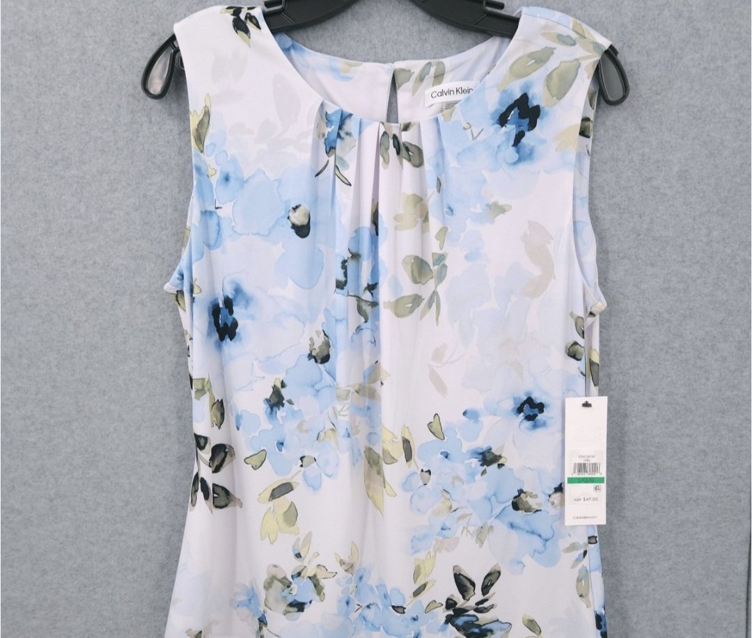 Un haut sans manches calvin klein avec un motif floral bleu vert et blanc 