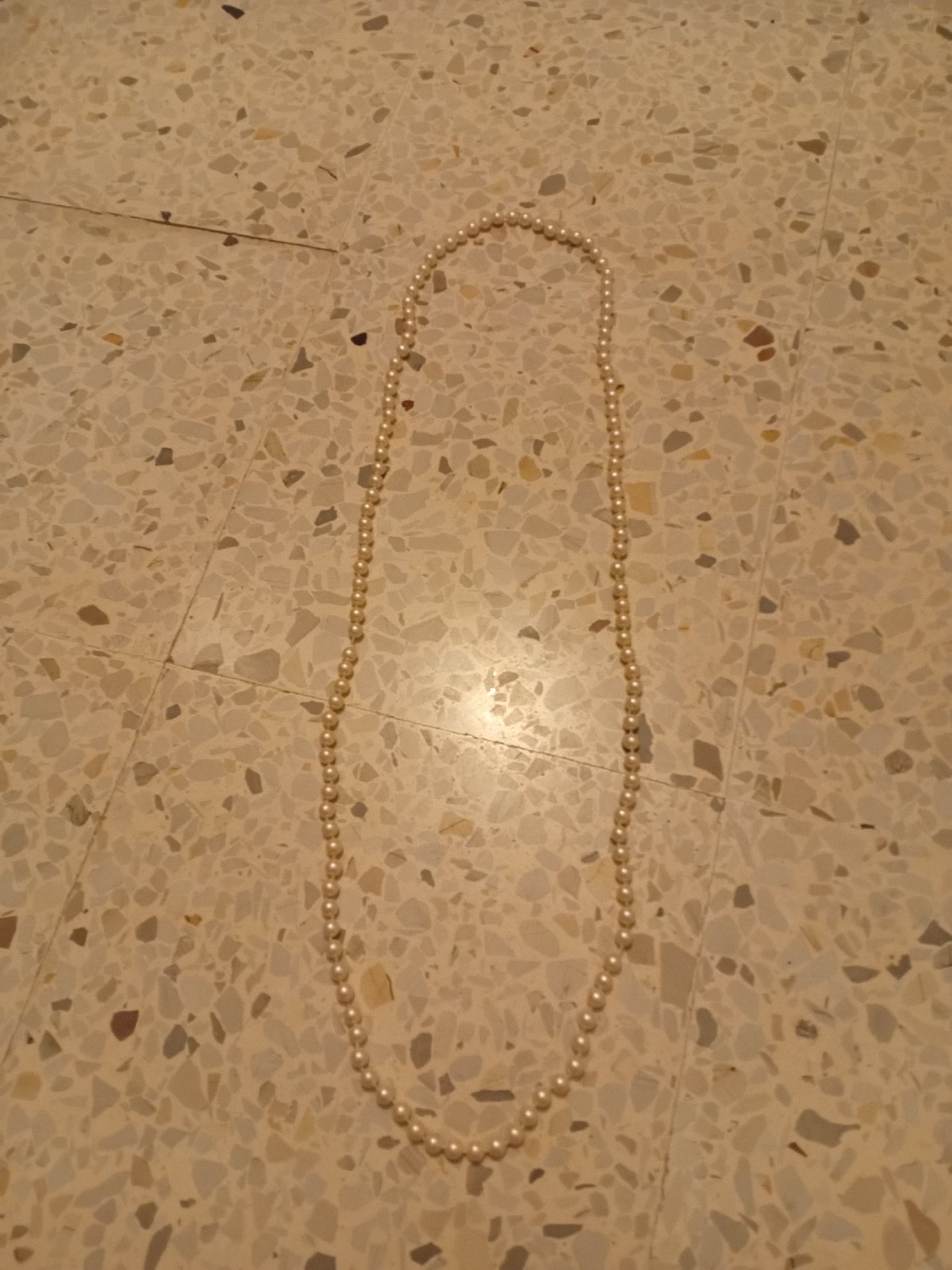 Un collier  de perles 