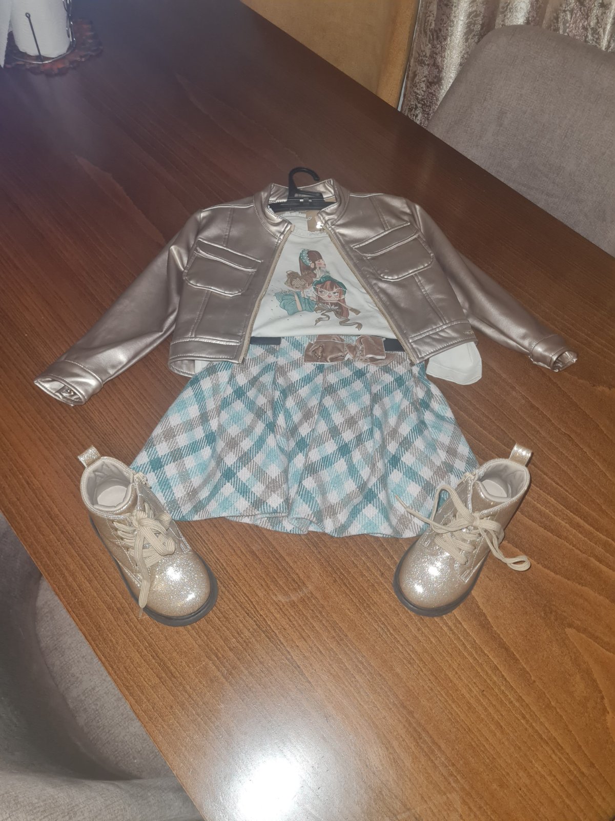 Veste, pull, jupe, bottines