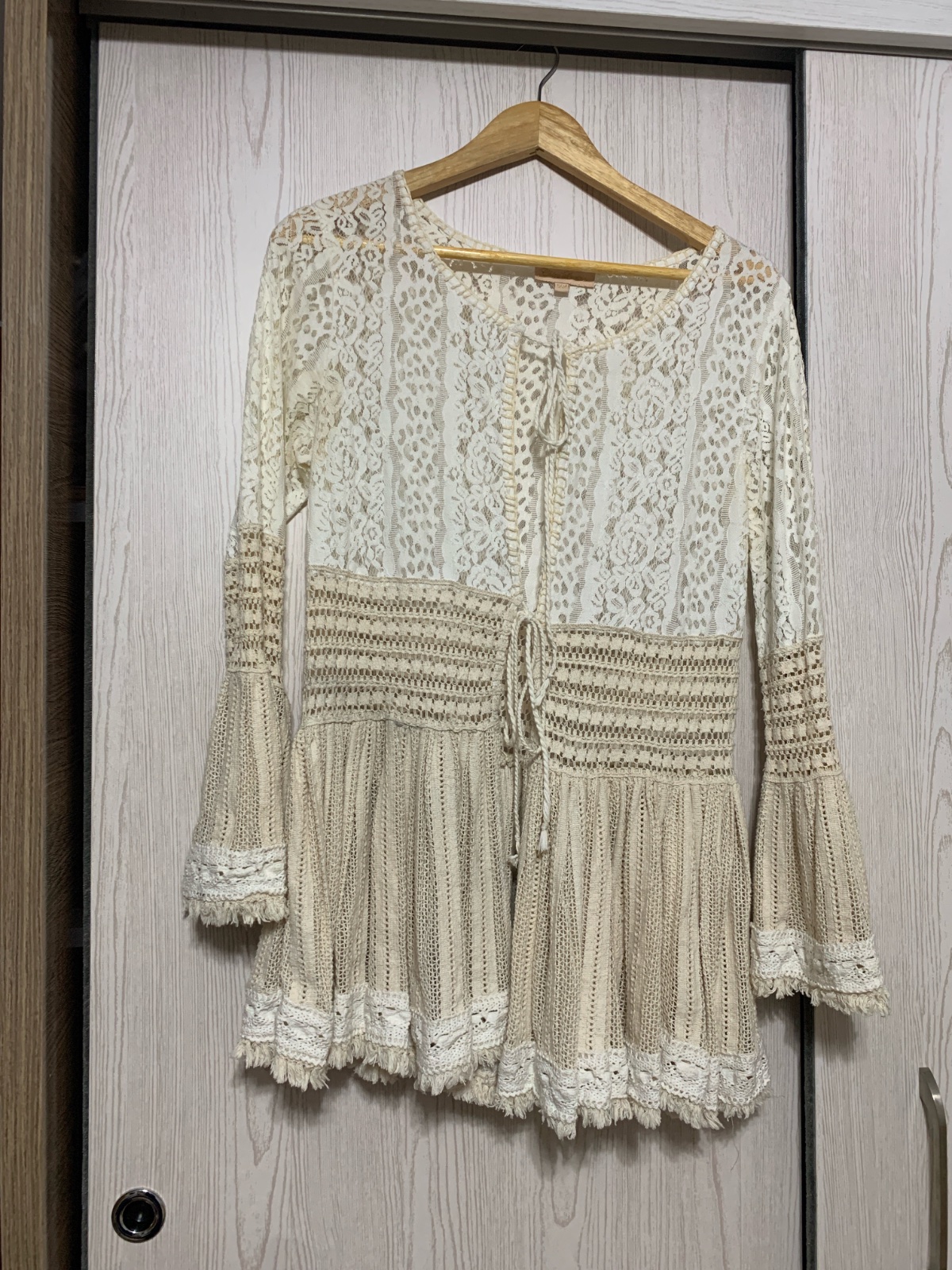 Gilet dentelle blanche cassé et beige.taille s/m/l