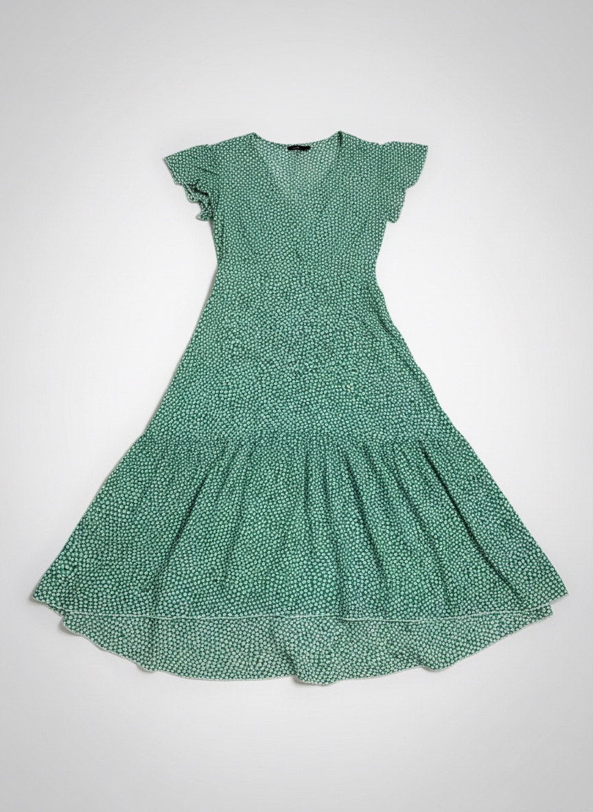 Robe fleurie d'été en coton, robe retouchée avec ajout d’une fermeture éclair.  robe en très bon état . longueur mi-longue