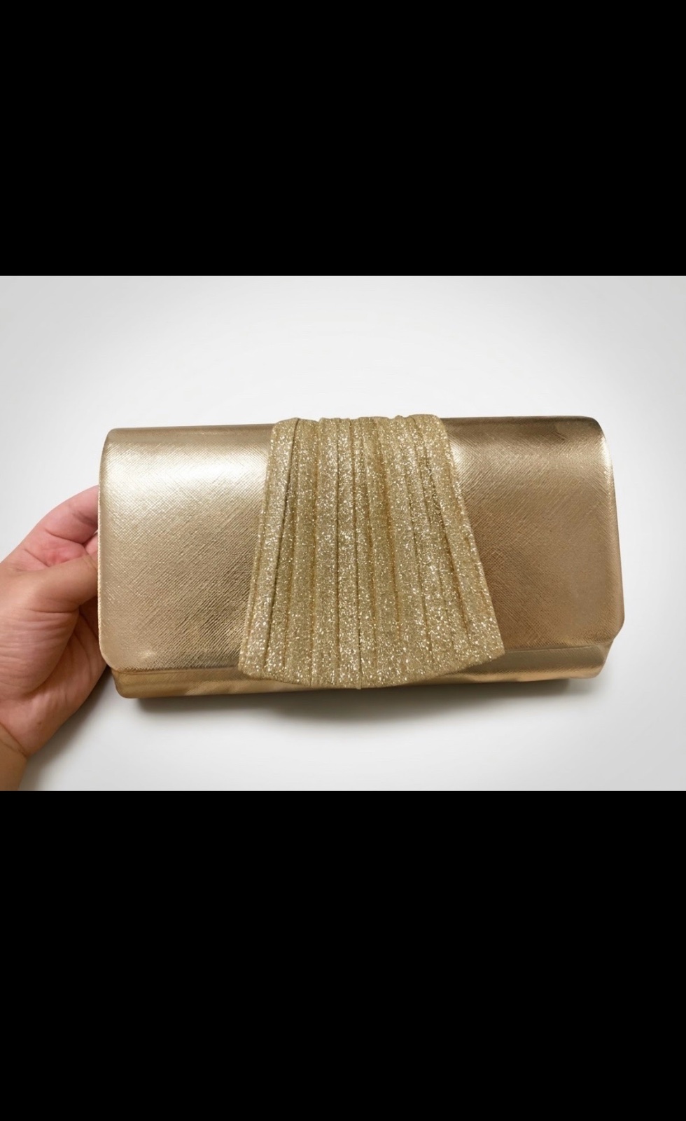 Pochette soirée cuir avec une bande pailletée .elle est accompagné avec son bandoulière chaîne dorée . jamais porté 