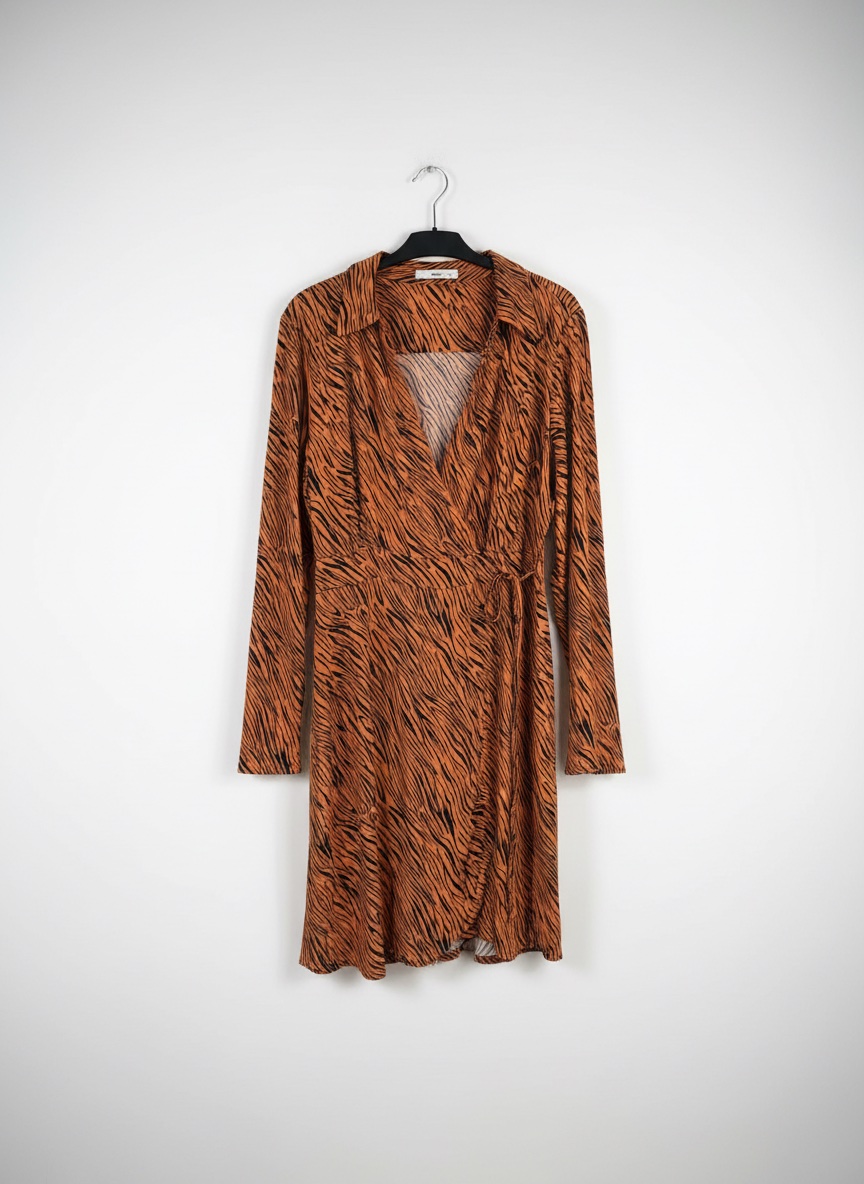 Robe portefeuille imprimé tigre 🧡🖤 avec col chemise et manches longues. Coupe fluide qui marque joliment la taille grâce à son lien ajustable.