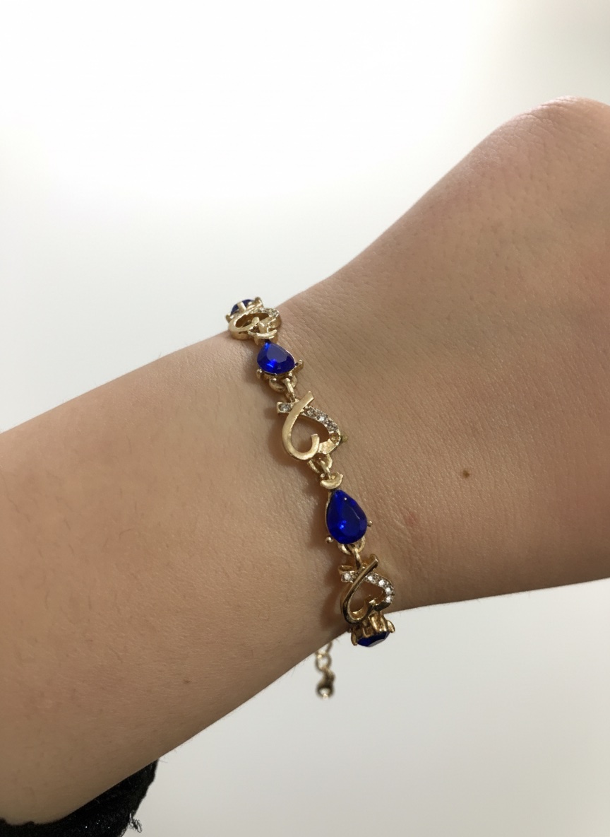 Bracelet doré avec cristal bleu marine 