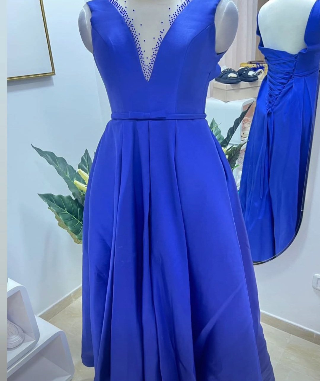 Sublime Robe de Soirée Bleu Royal – Coupe Princesse & Détails Raffinés