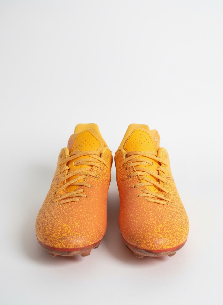 Crampons de football Kipsta jaunes et rouges (terrain synthétique ou herbe)
