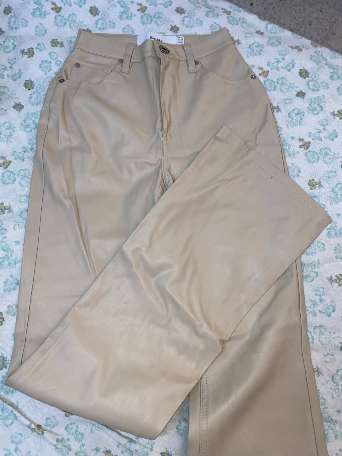 Pantalon bershka cuir jamais porte 