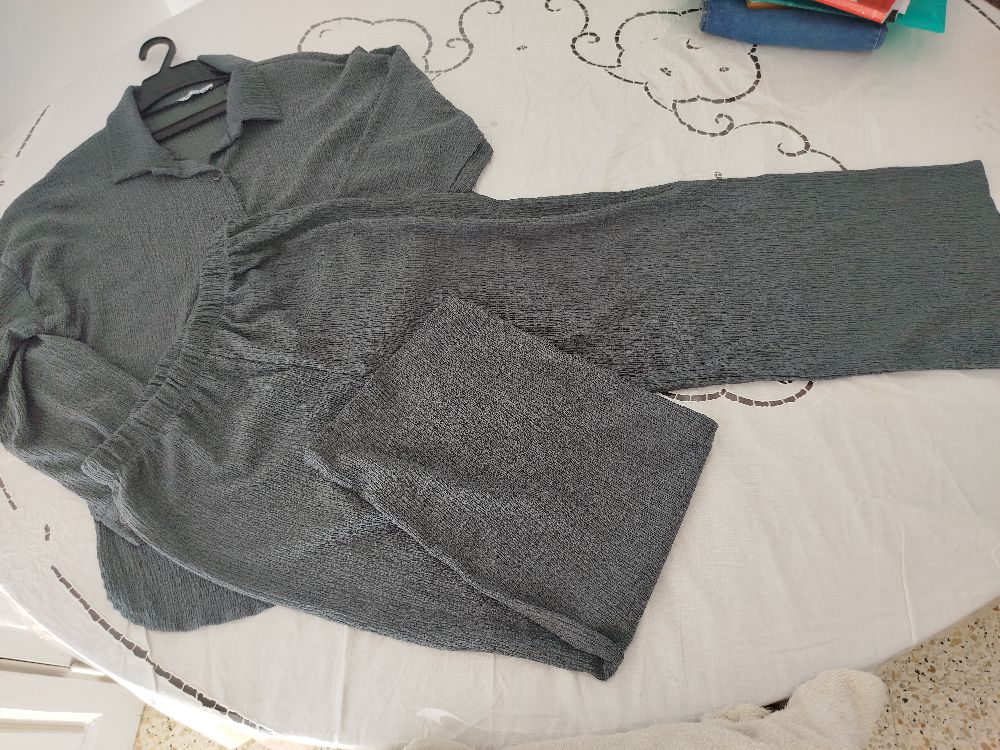 Set en gris charbon ca existe en beige aussi
