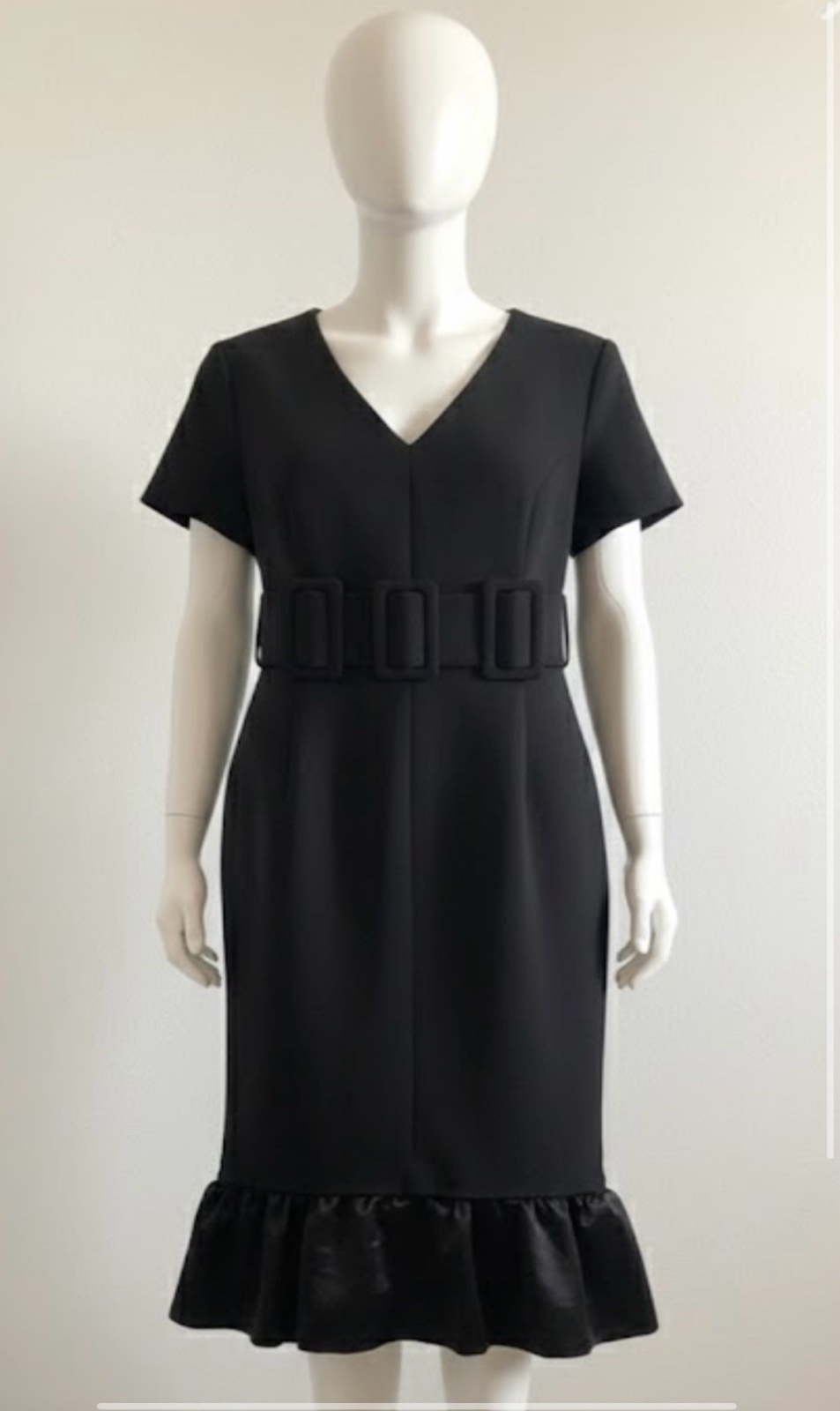 Robe noire de la marque ZeroPoint allie élégance et originalité. Dotée d’un décolleté en V, de manches courtes et d’une ceinture large à boucle qui marque joliment la taille