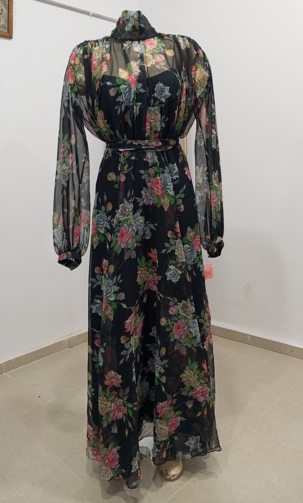 Robe noir à motifs fleuris 