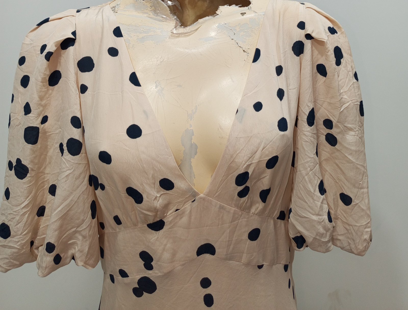 Robe cache coeur beige à pois Bleu manches bouffantes 