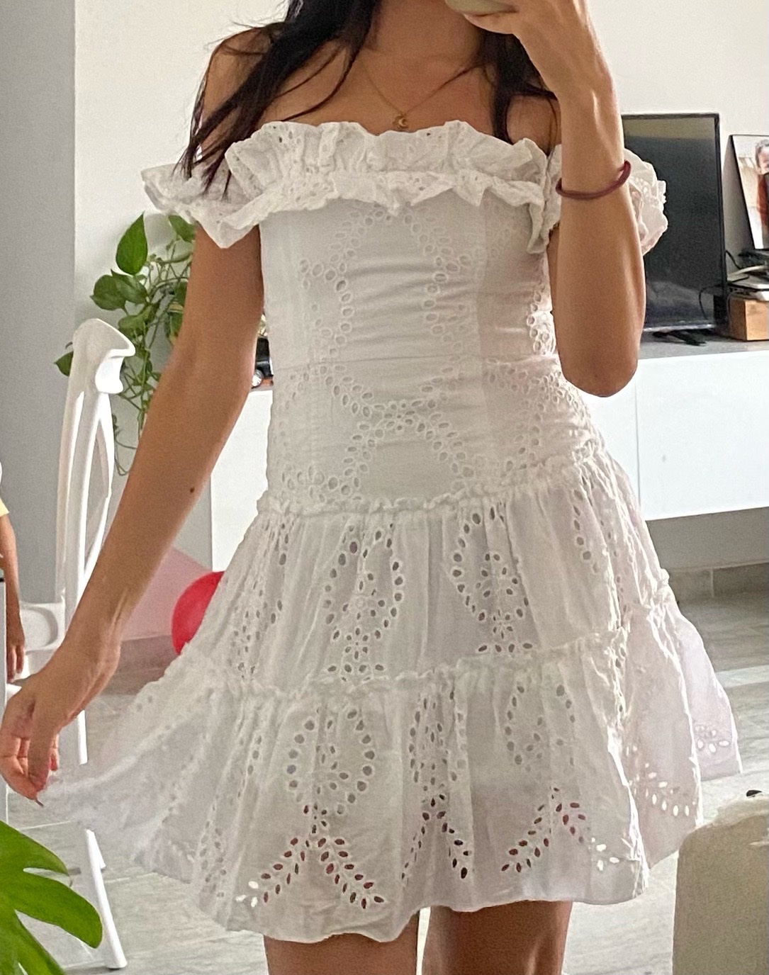 Robe blanche a broderie anglaise 