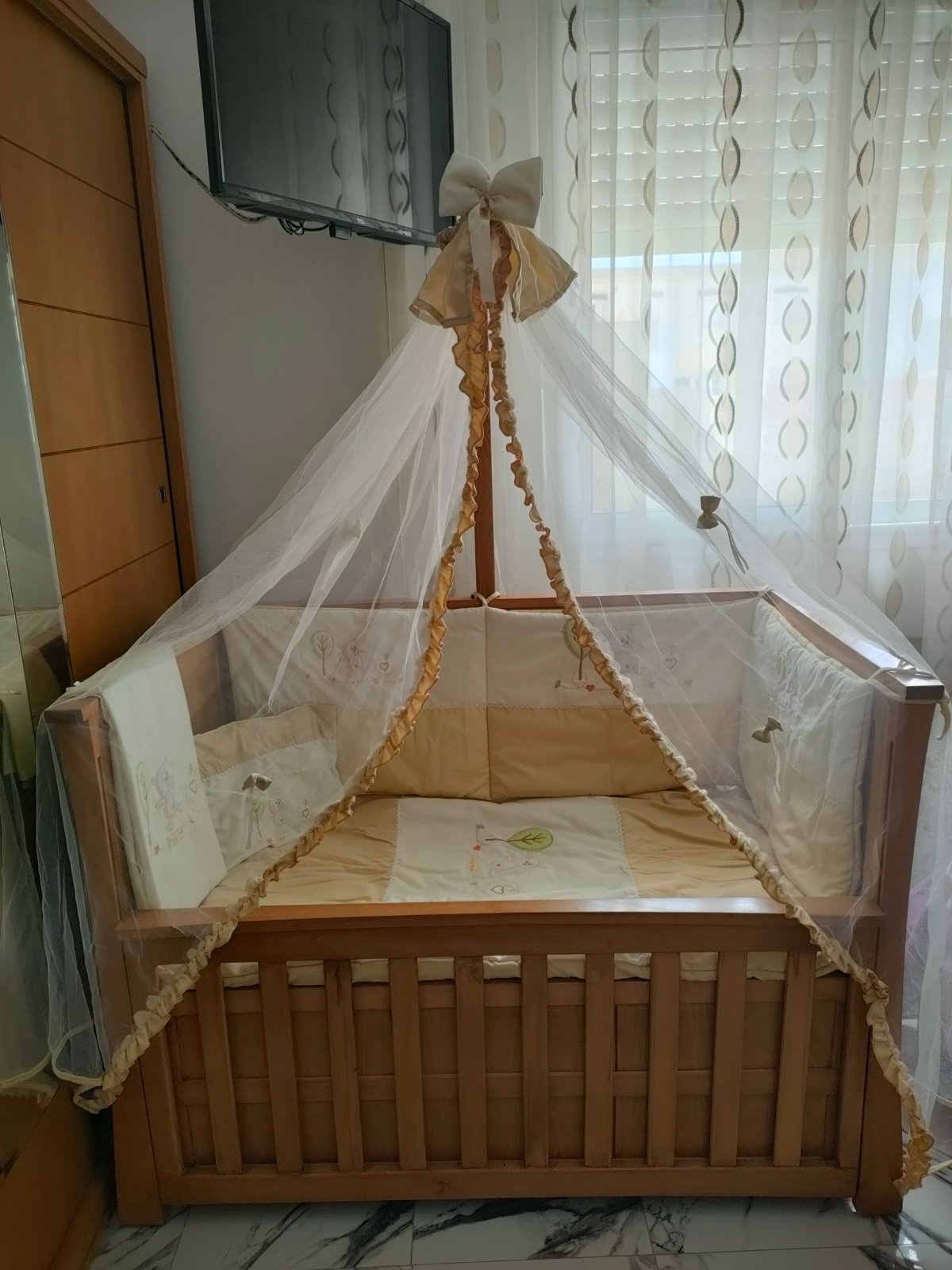 Lit bébé avec son matelas et accessoires