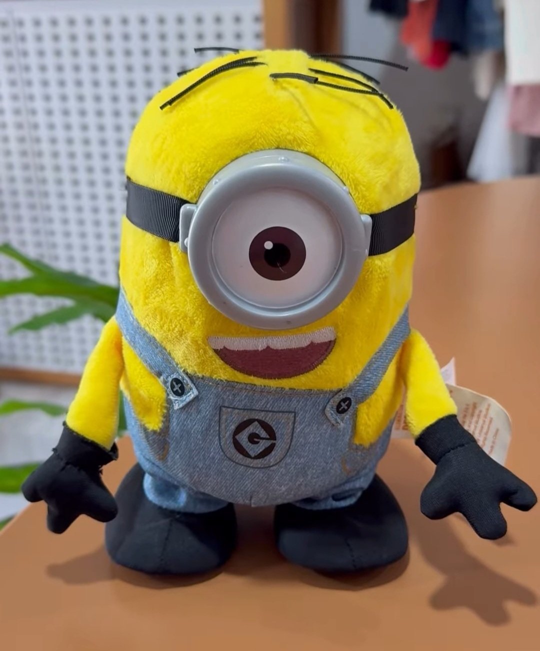 Jouet peluche minion parle et marche 