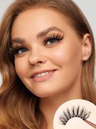 3 faux cils avec colle neuf
