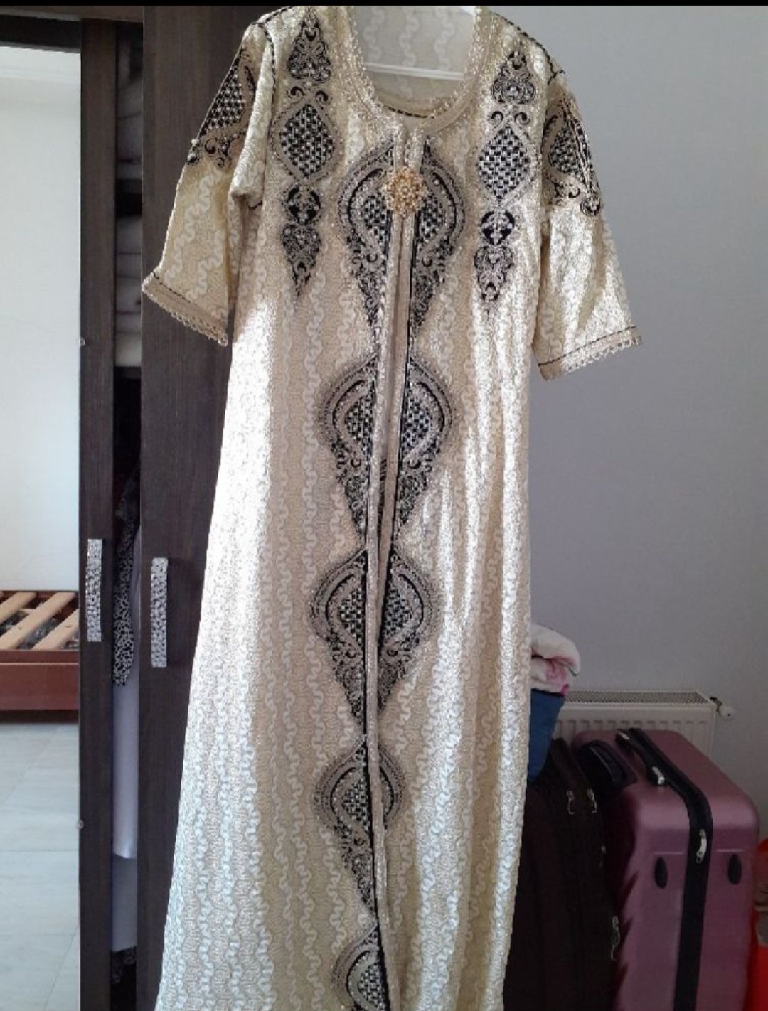 Caftan marocaine avec broche 