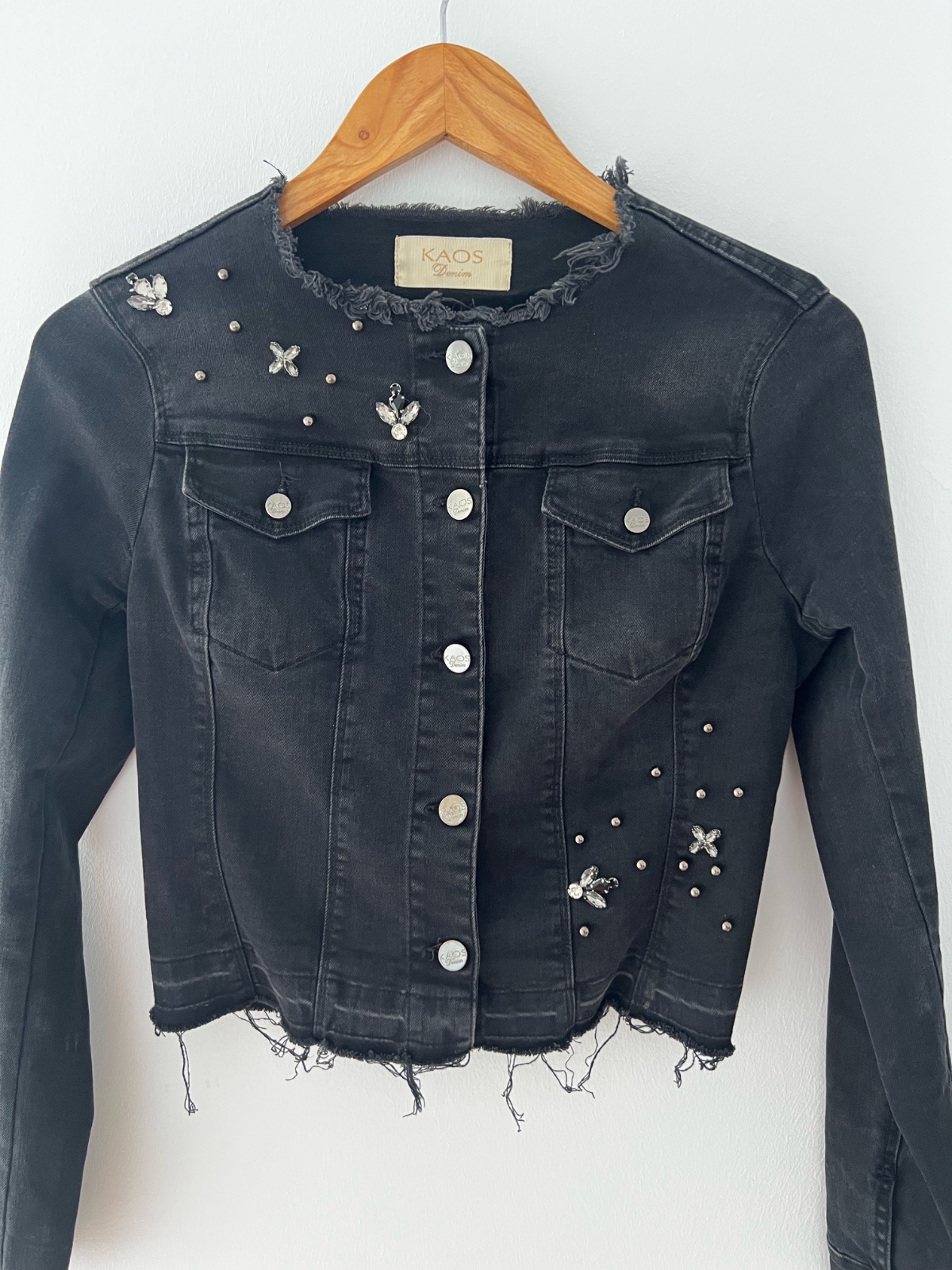 Veste en jean noire KAOS Denim avec strass et perles