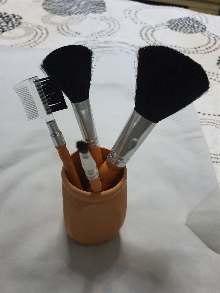 un lot de pinceaux de maquillage 