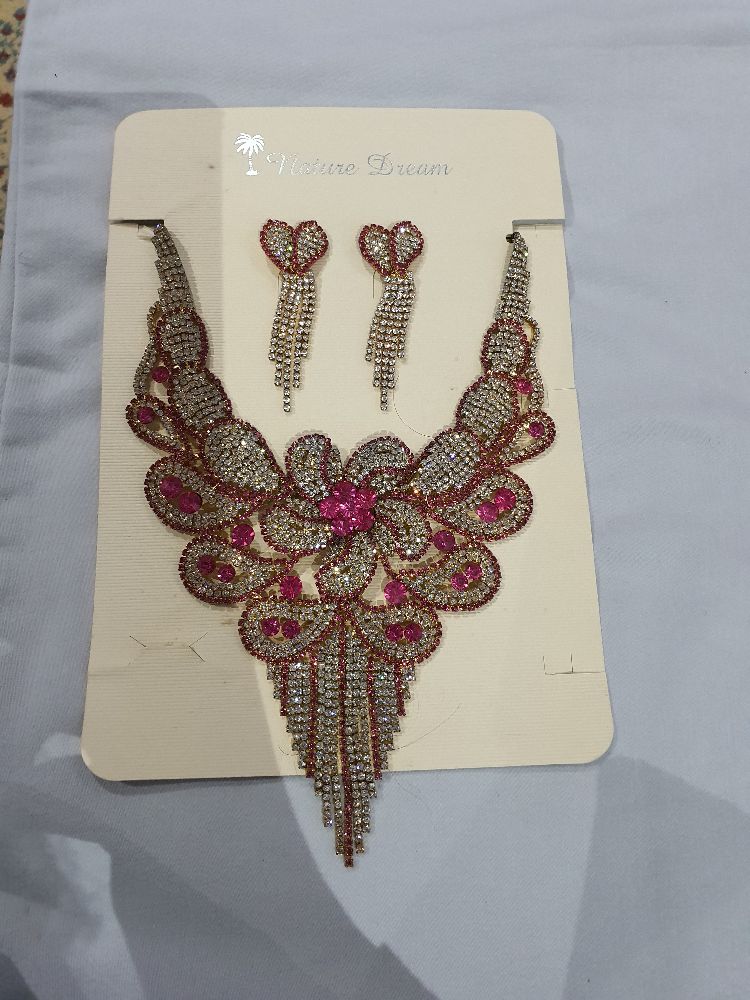Collier et boucles d'oreilles en strass 