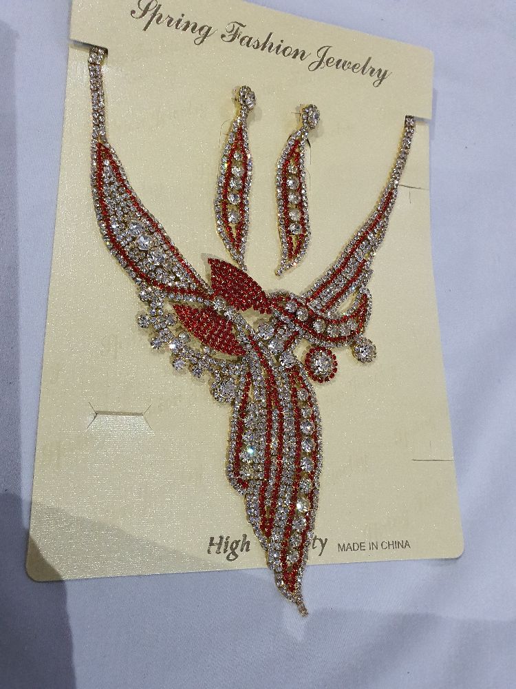 Collier et boucles d'oreilles en strass 