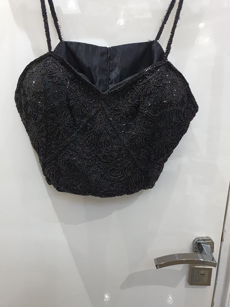 Top brodé noir
