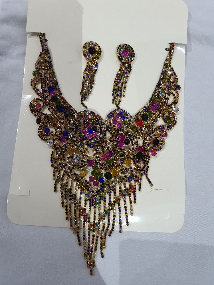 Collier et boucles d'oreilles en strass