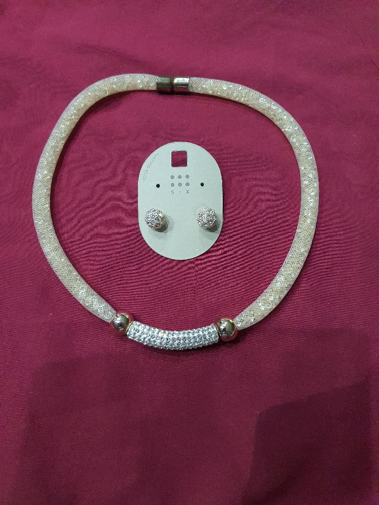 Collier et boucles d'oreilles blancs 