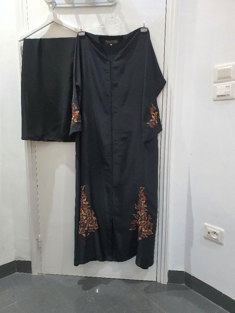 Abaya noire brodée 