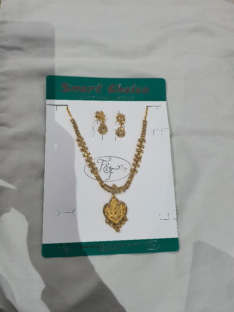 Collier et boucles d'oreilles en strass 