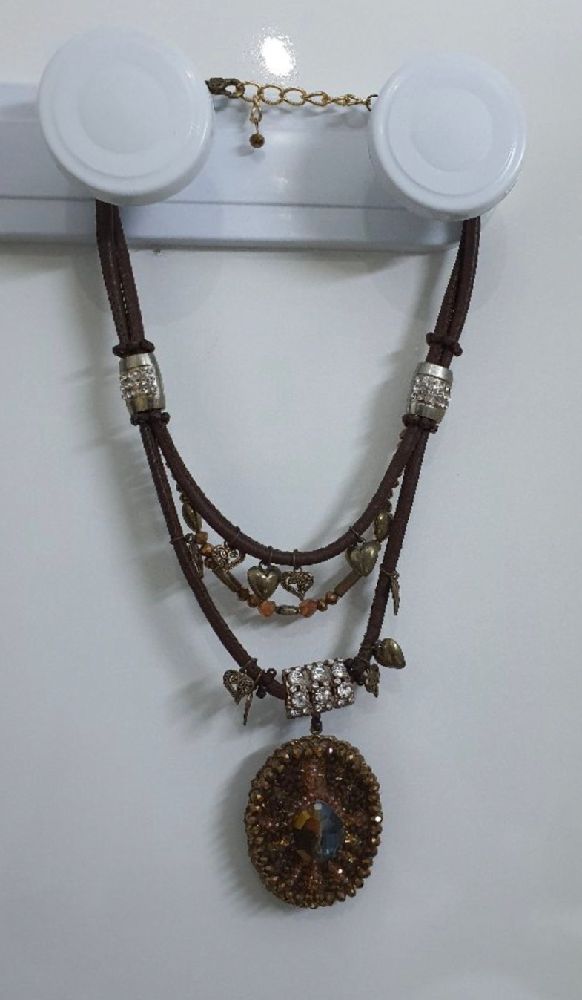 Collier marron 