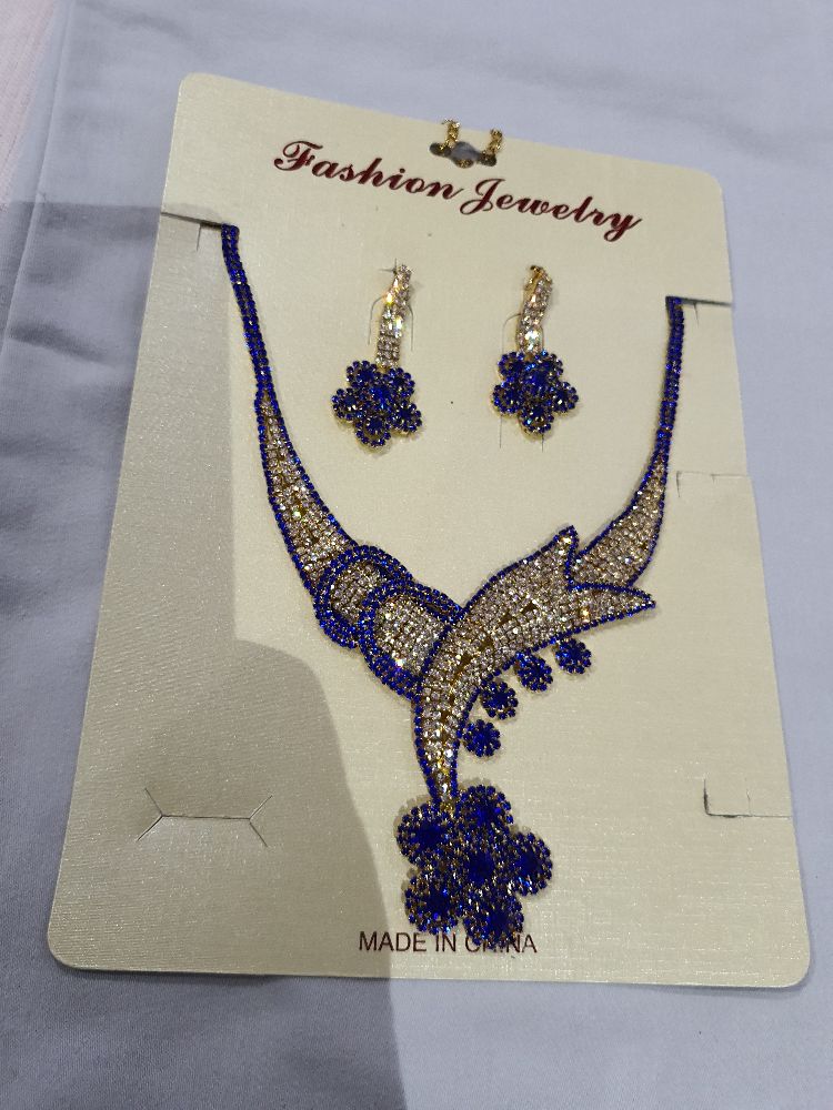 Collier et boucles d'oreilles en strass