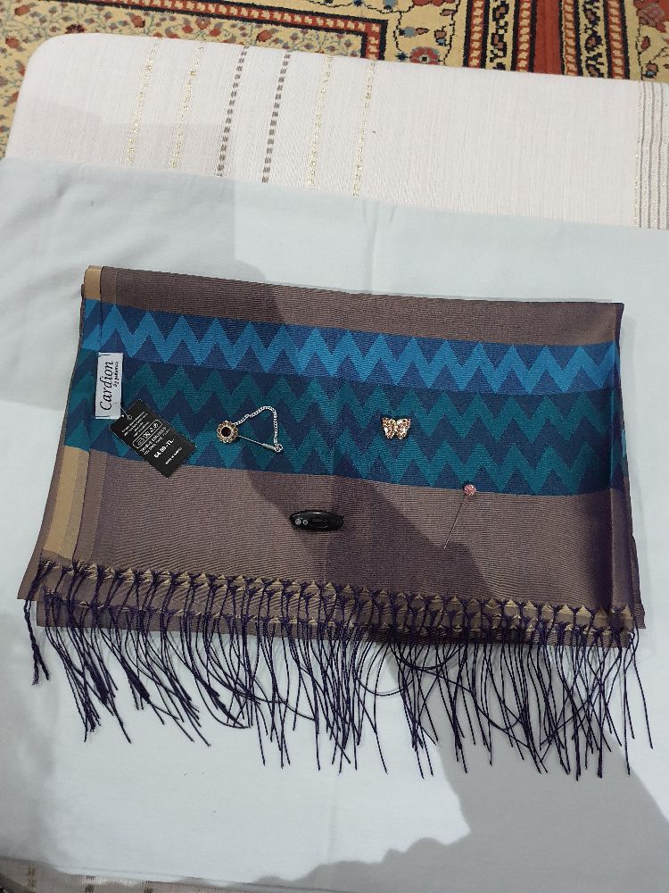 écharpe avec 4 attaches-foulard 