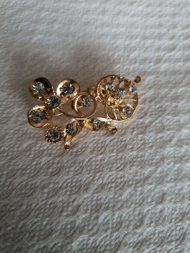 petite broche dorée 