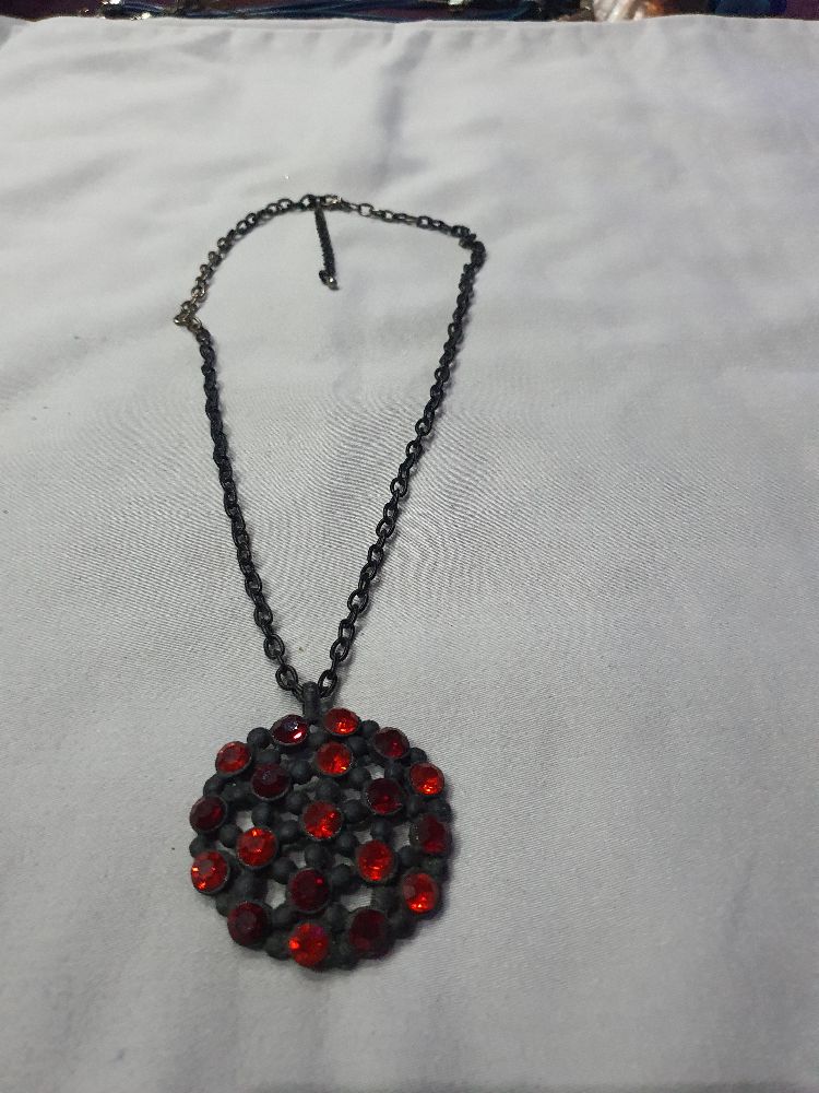 collier noir et rouge 