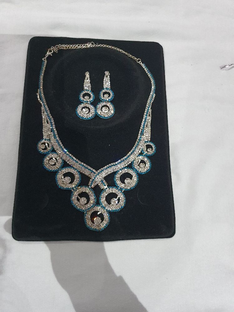 Collier et boucles d'oreilles en strass