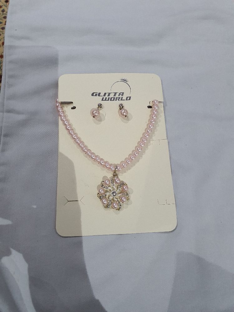 Collier et boucles d'oreilles en fausses perles 