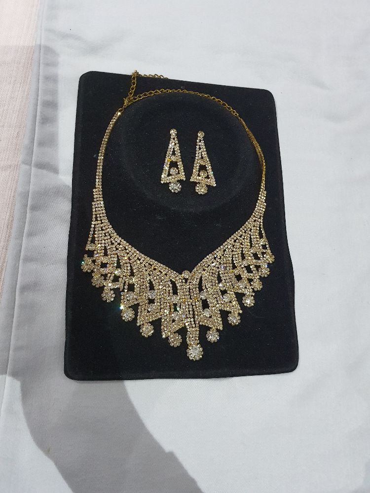 Collier et boucles d'oreilles en strass 