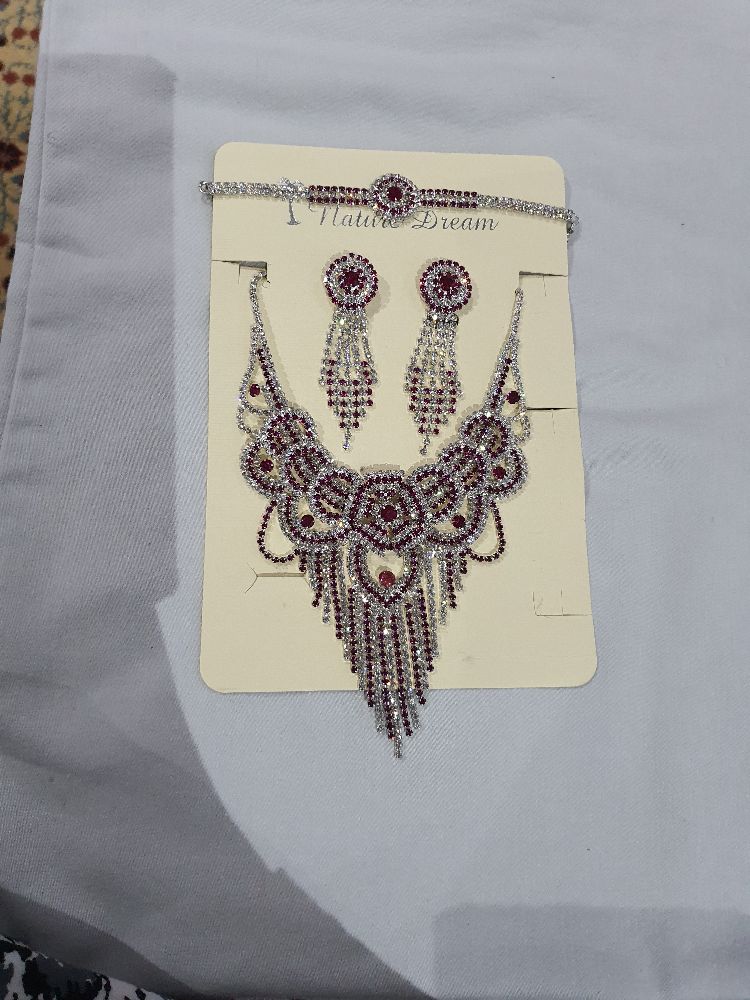 Collier, bracelet et boucles d'oreilles en strass