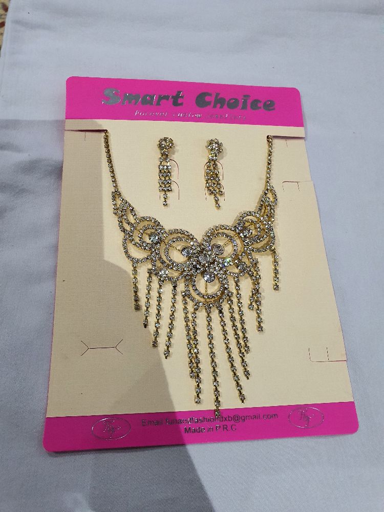 Collier et boucles d'oreilles en strass