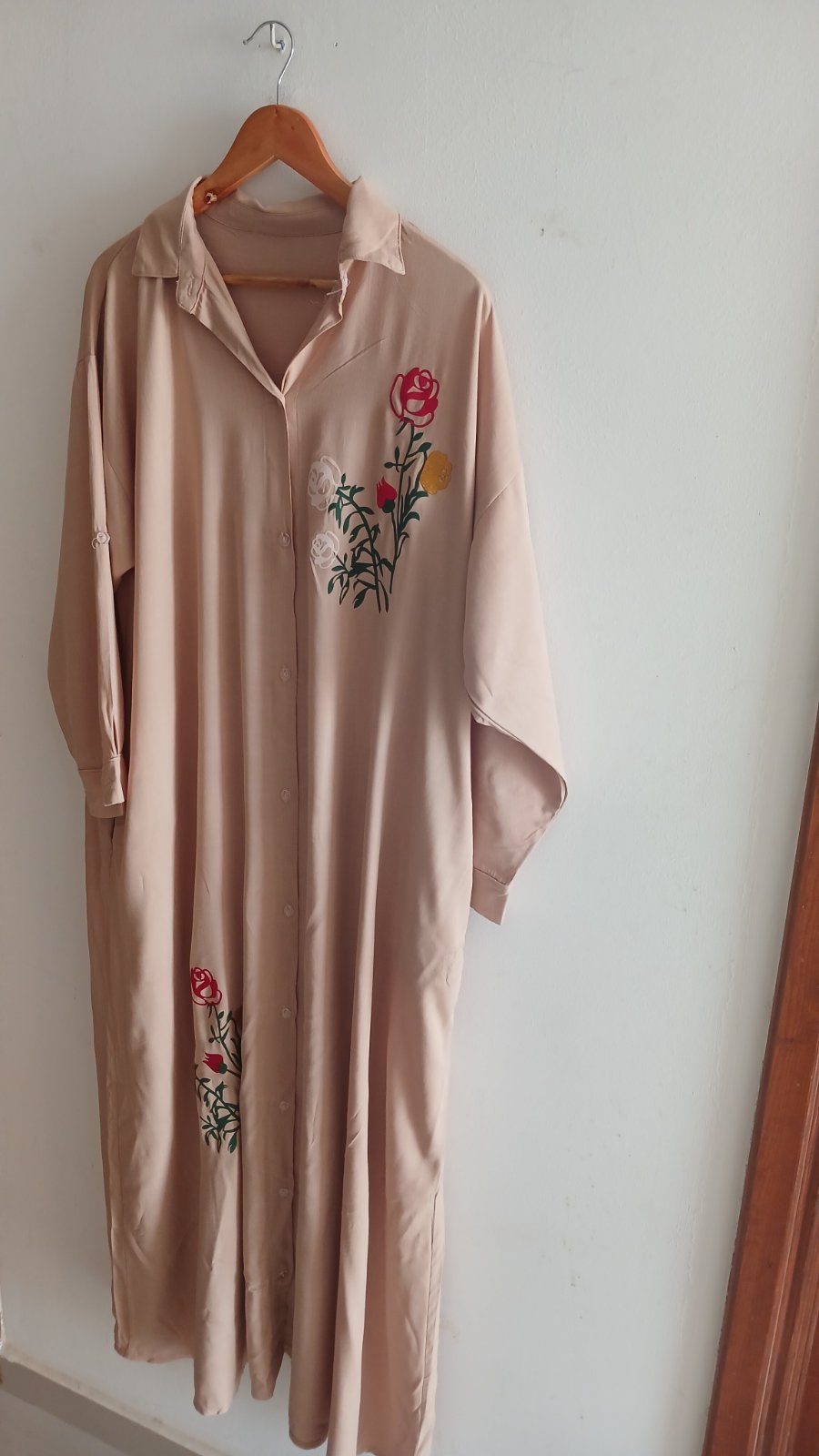 Robe Chemise Longue Beige Nude avec Broderies Fleurs