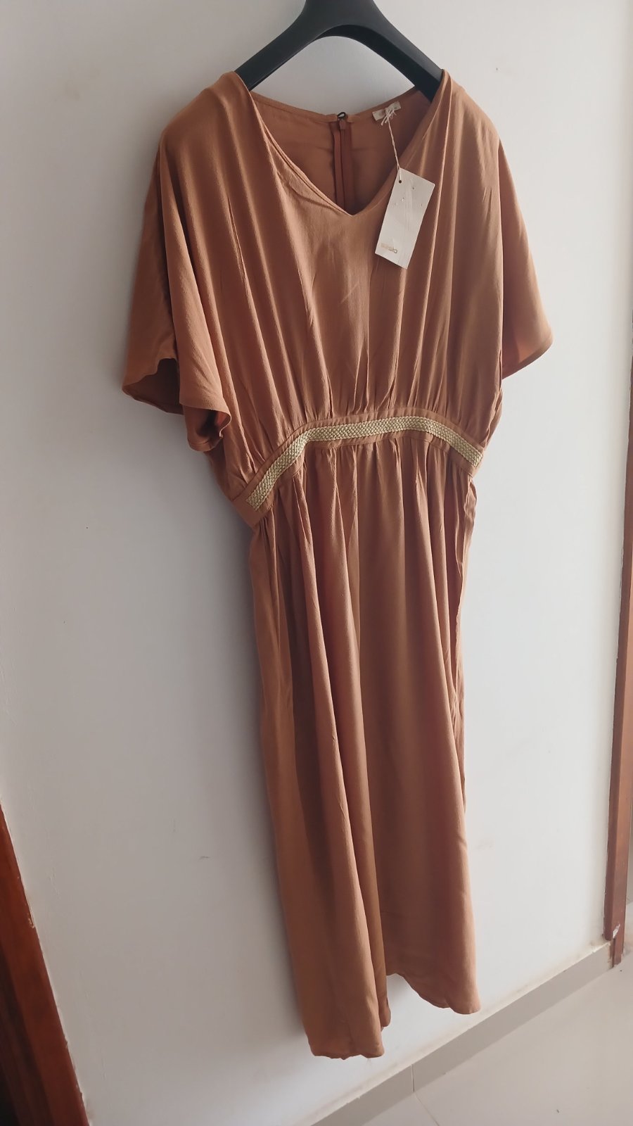 Robe Longue Camel / Terracotta avec Ceinture Tressée Dorée (Neuve avec étiquette)