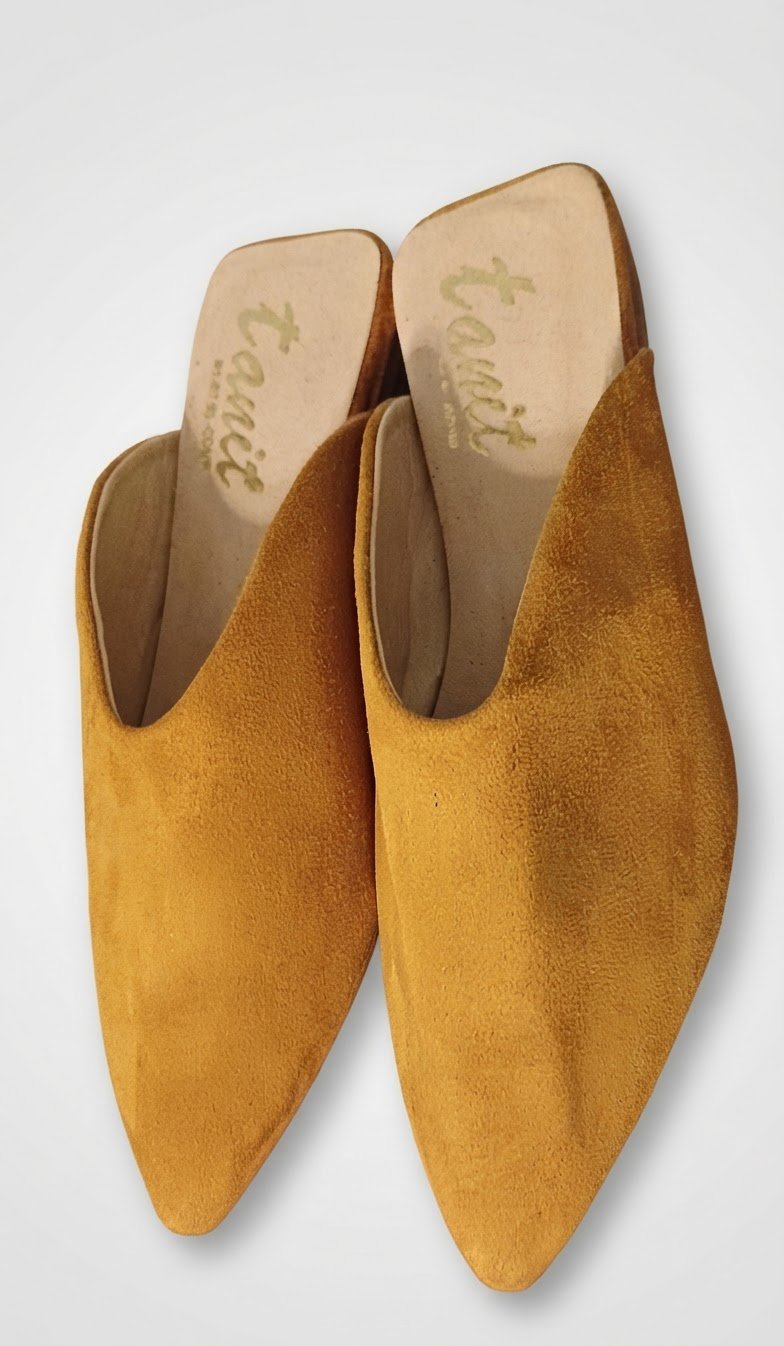 Mules plates pointues en daim "Tanit"