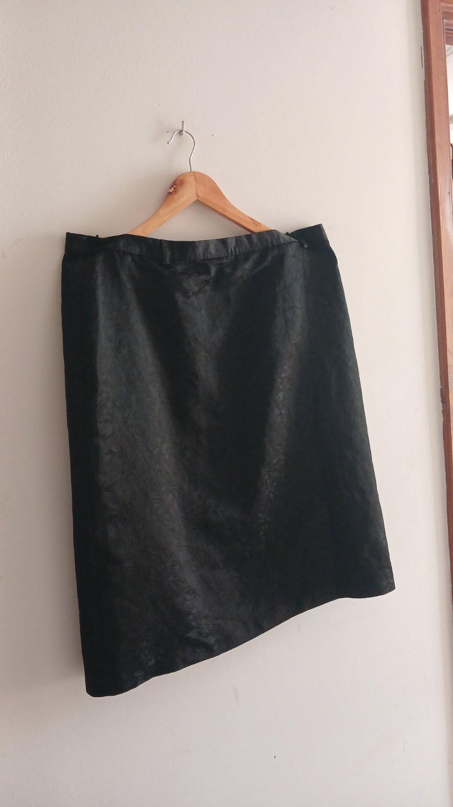 Jupe droite noire effet jacquard à motifs floraux discrets - Taille 44/46