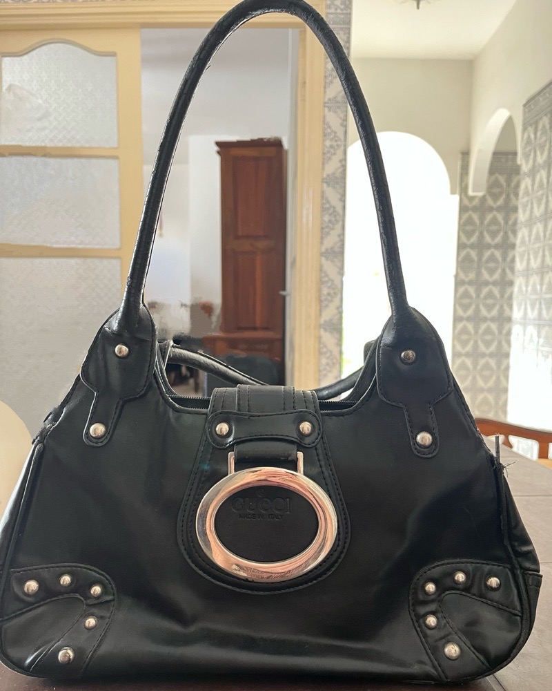 Gucci purse ilya un defaut sur les straps 