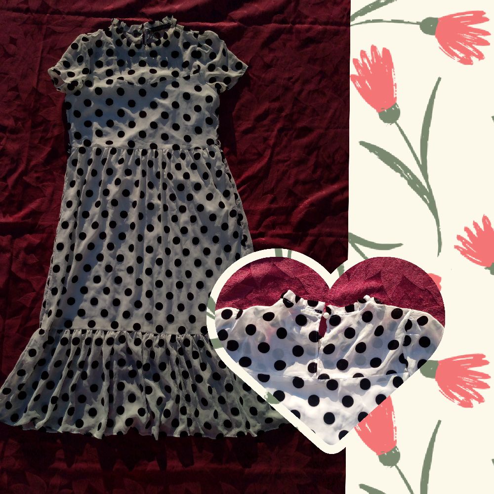 Une robe blanche à pois noirs en VELOURS
