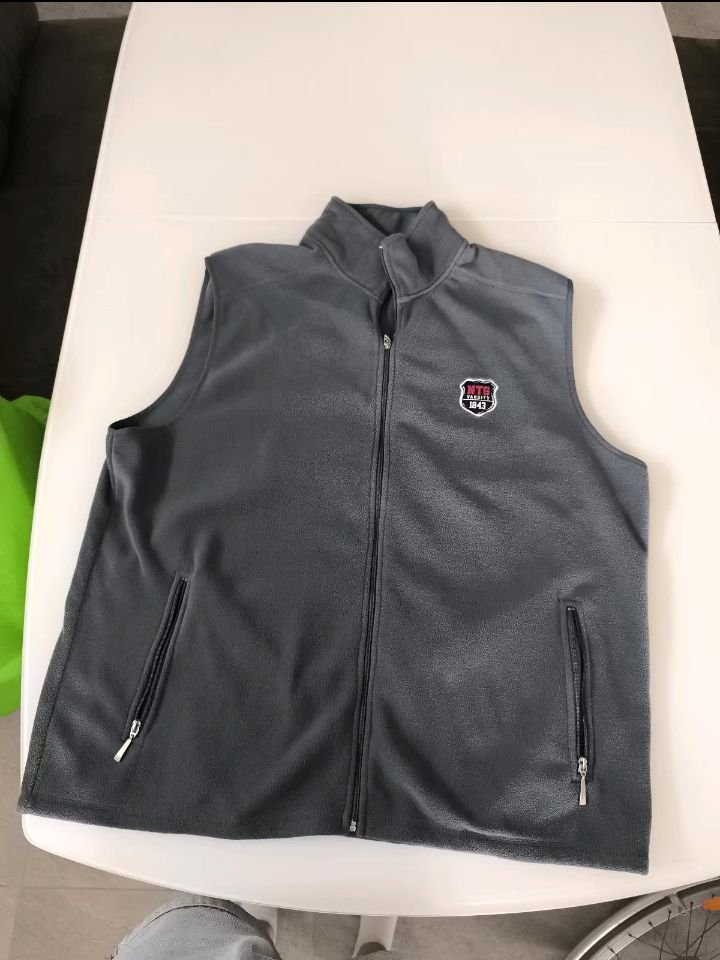 Un gilet polaire gris, taille 60