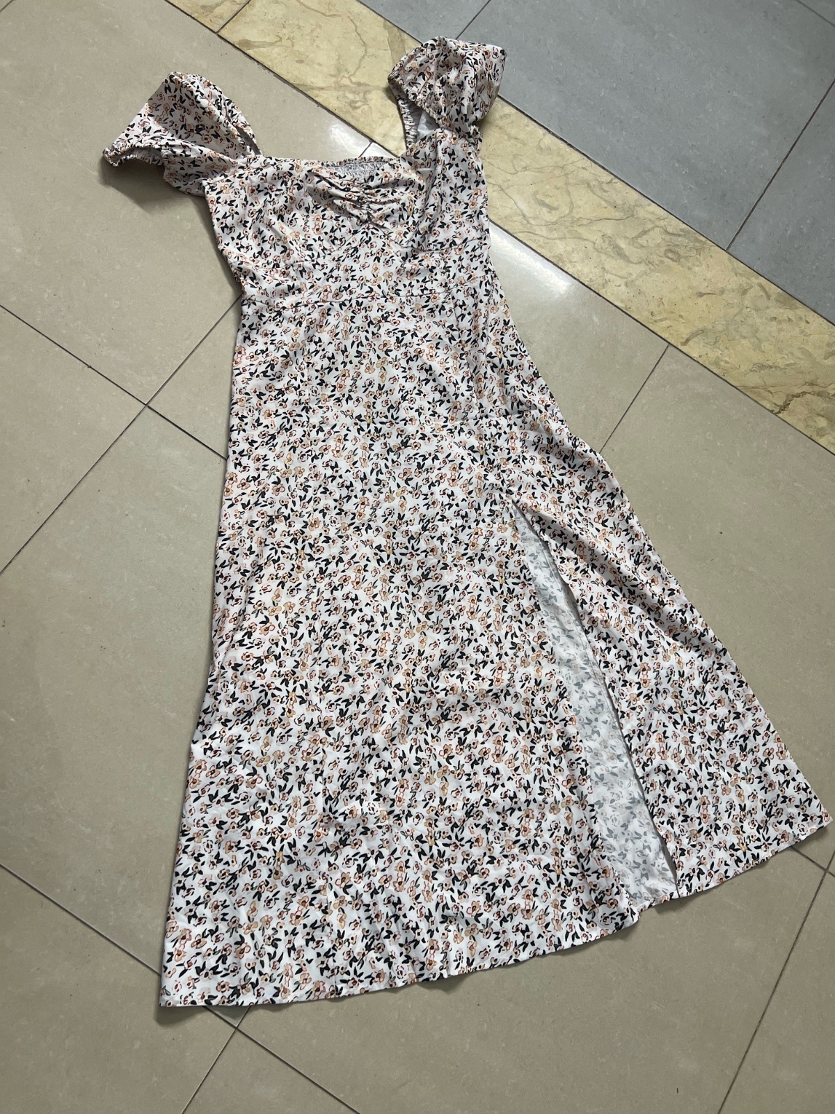 Jolie robe avec fente lateral