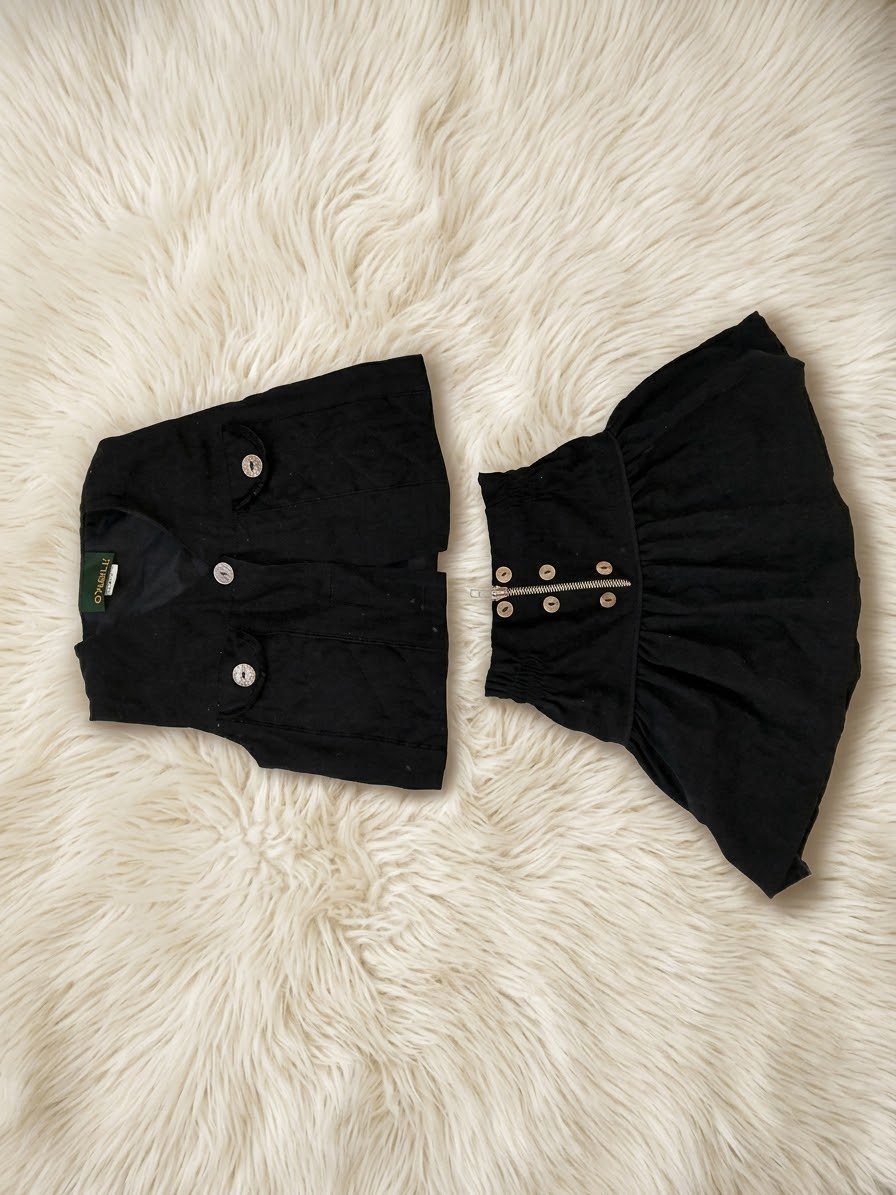 Très jolie set en Daim jupe+ gilet noire taille 2 ans