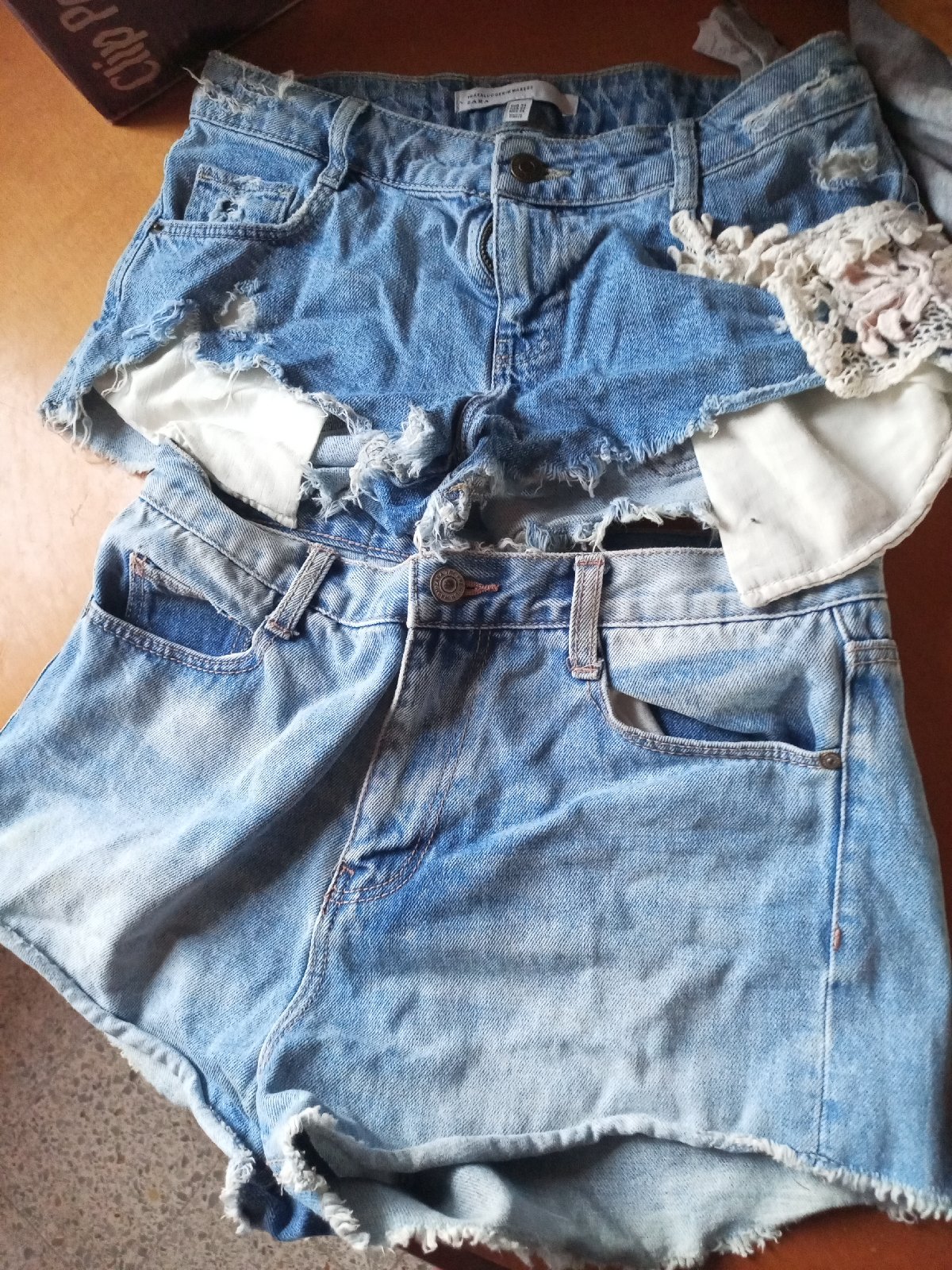2 shorets taille 34 et 38 