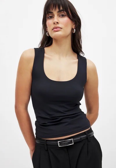 Top noir basique